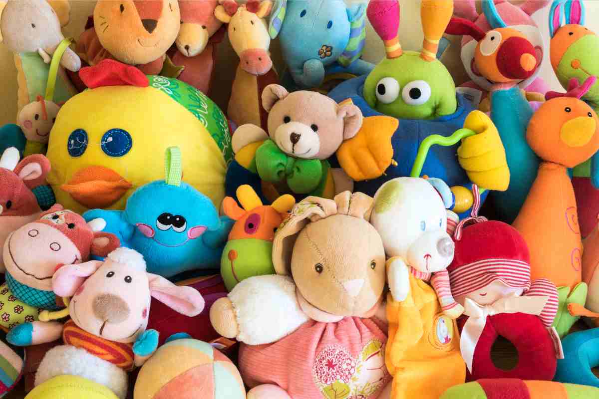 vecchi giocattoli in soffitta o cantina