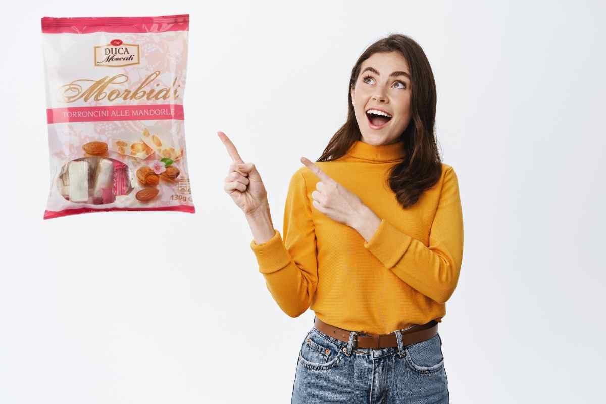 ragazza indica una confezione di torroncini di Eurospin