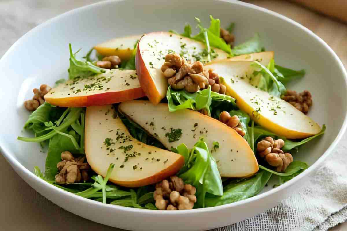 insalatona a base di finocchi e pere in un piatto