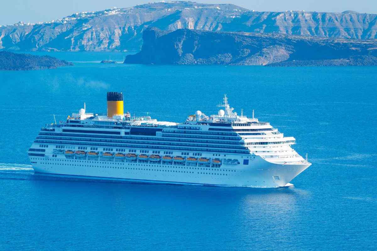 nave in mare con le coste sullo sfondo