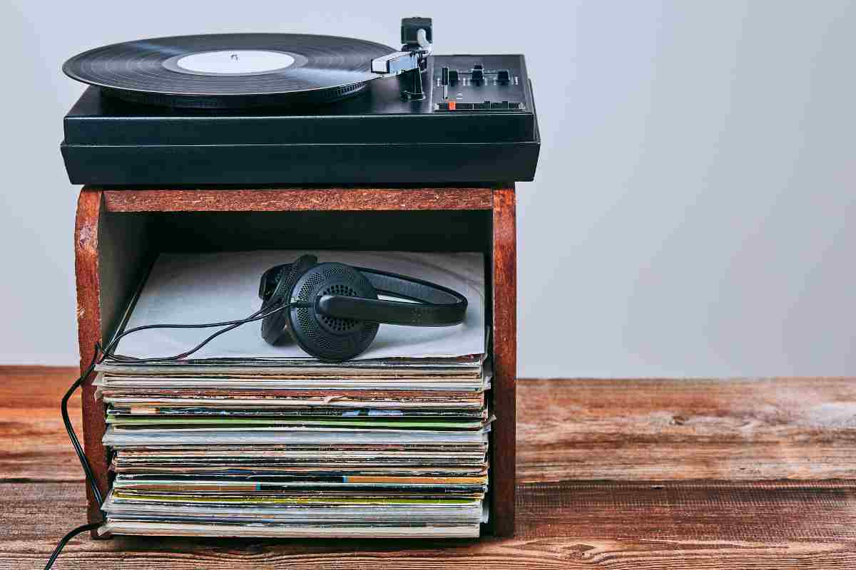 Un giradischi, un disco sul piatto e diversi sotto