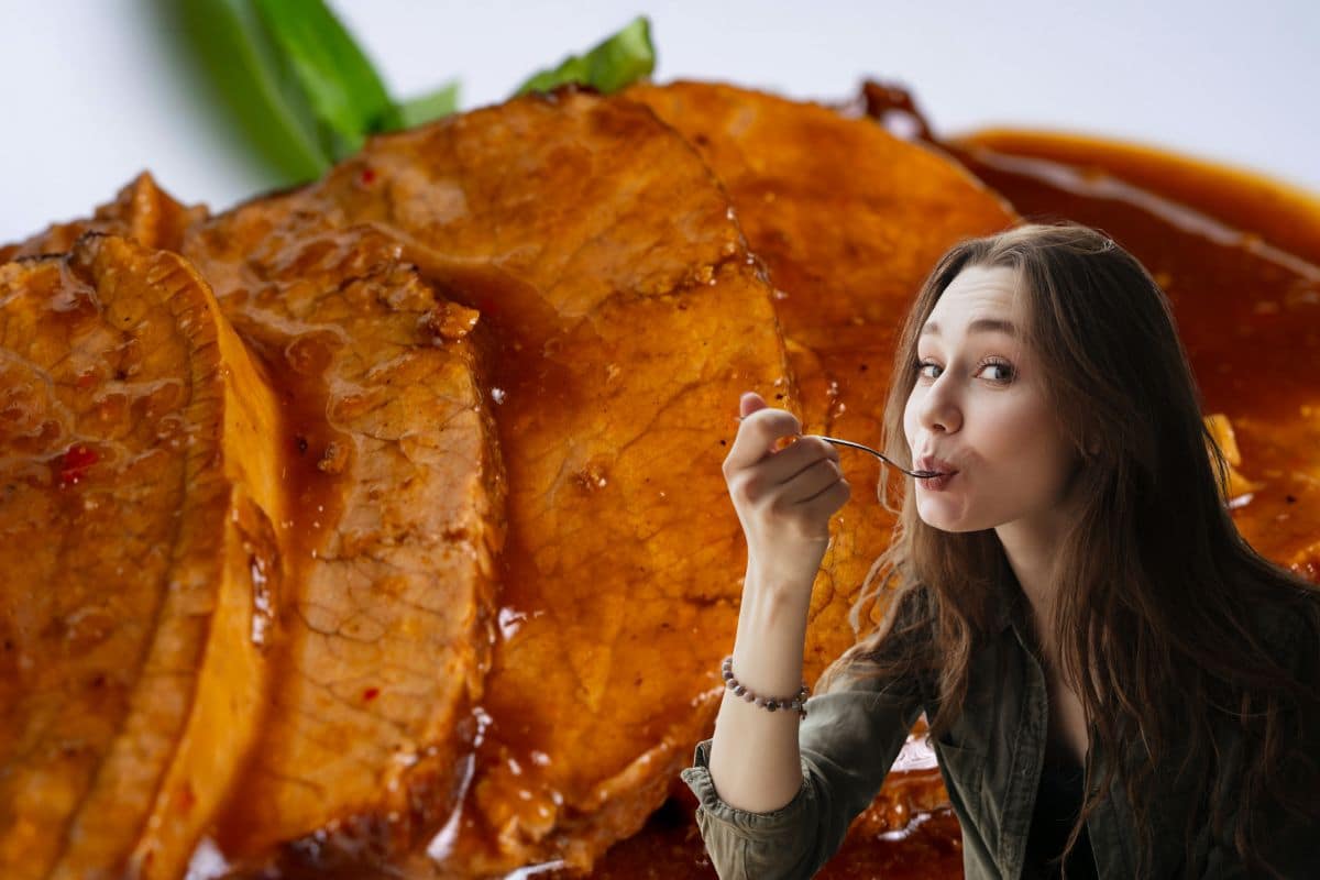 arrosto con sughetto e donna che mangia da una forchetta