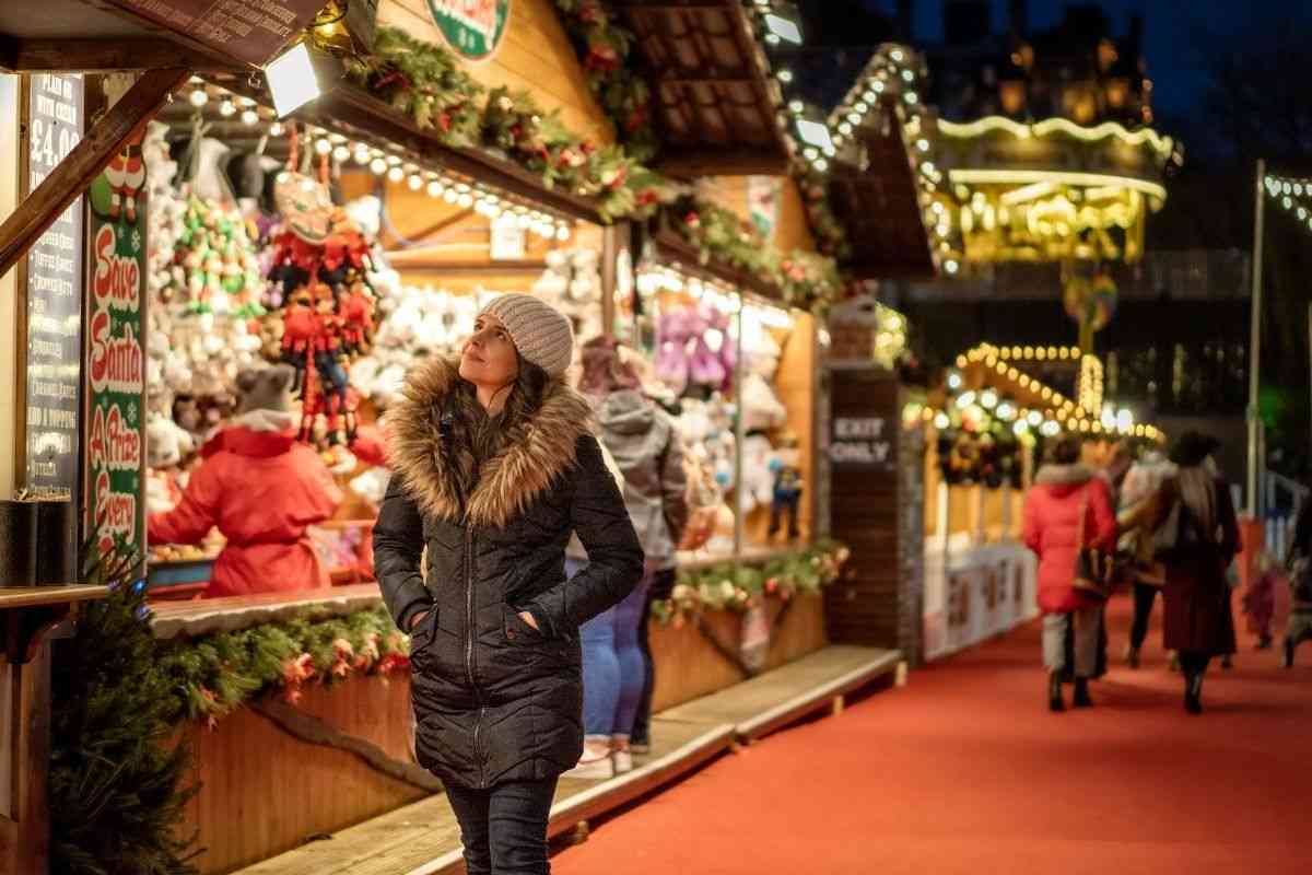 Bancharelle di Natale allestite a festa