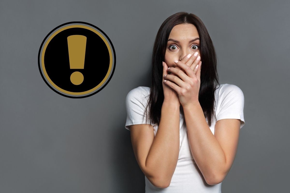 Donna allarmata si tappa la bocca