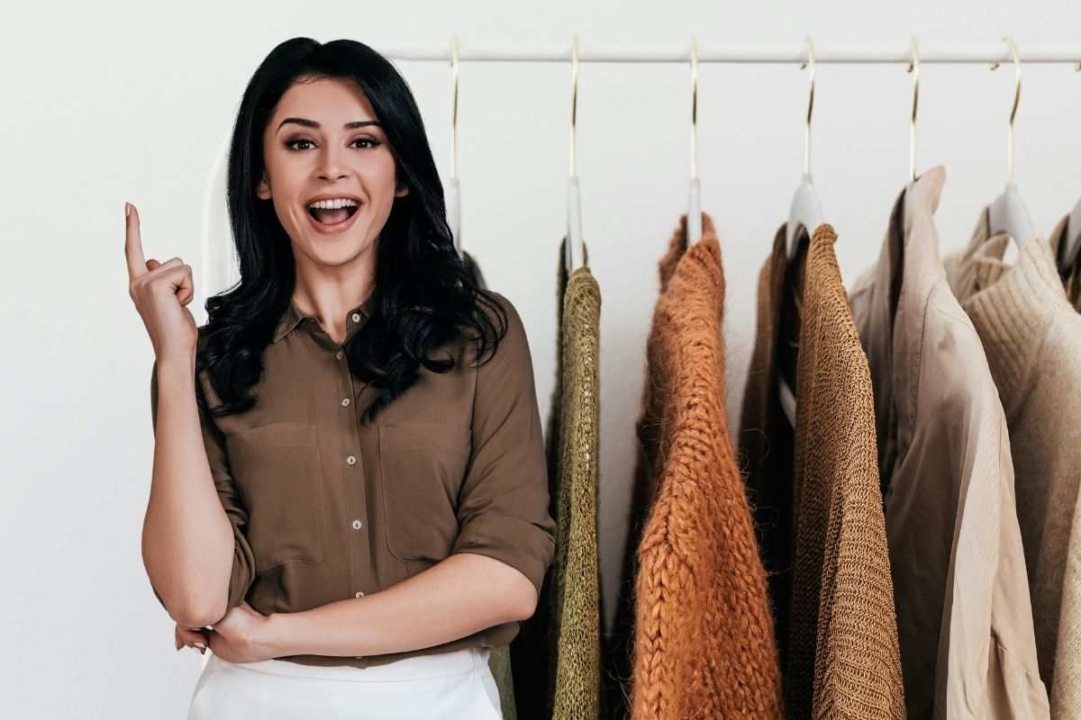 Vestiti messi in ordine sulle stampelle