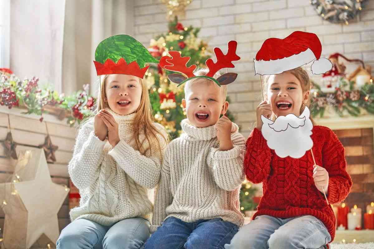 Bambini sorridenti emozionati per Natale