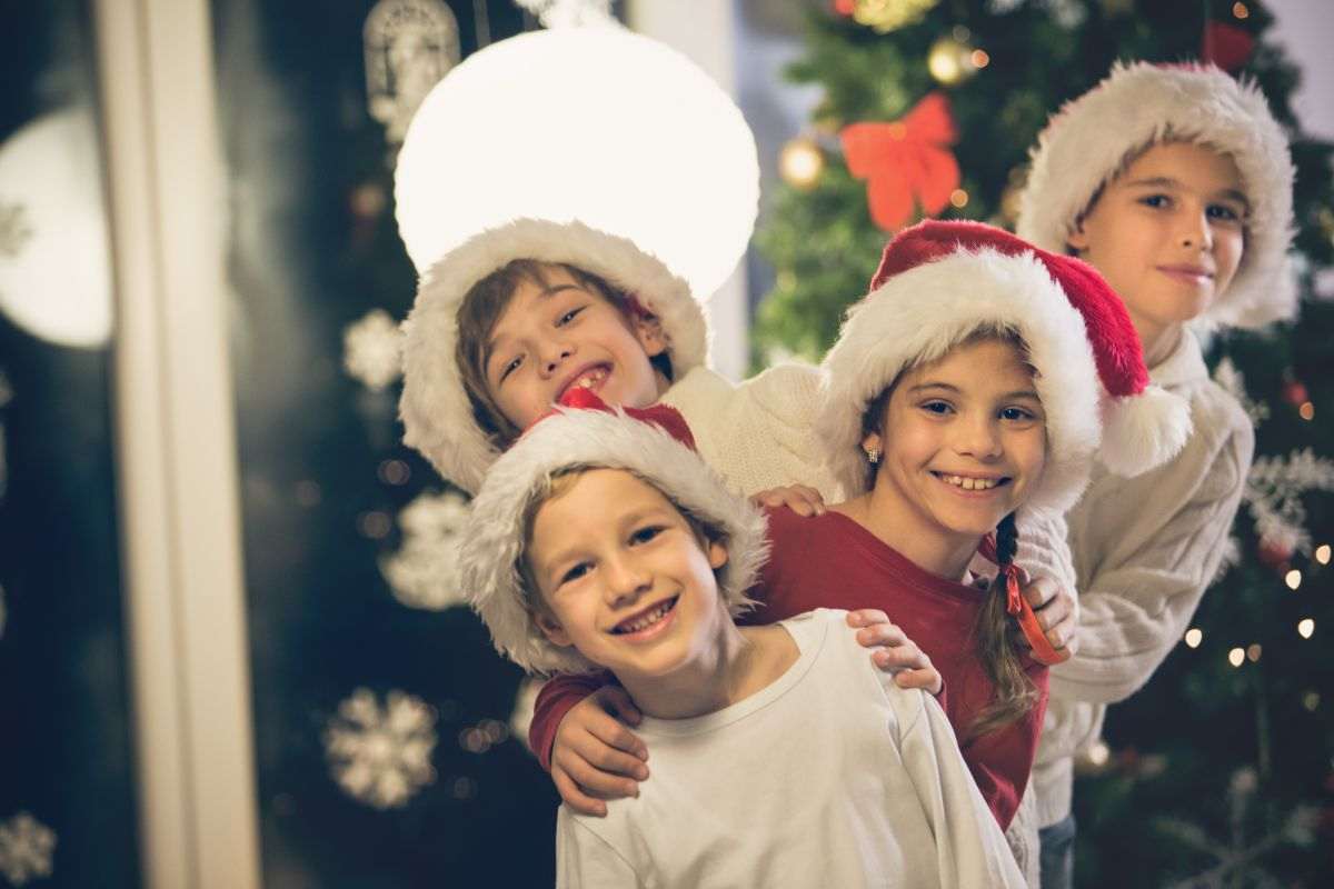 Bambini felici di festeggiare Natale