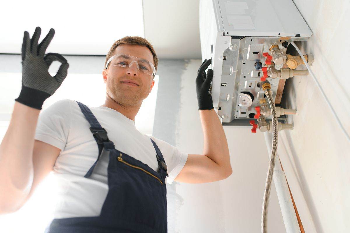 Tecnico effettua revisione su una caldaia