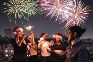 gruppo di amici festeggia il nuovo anno