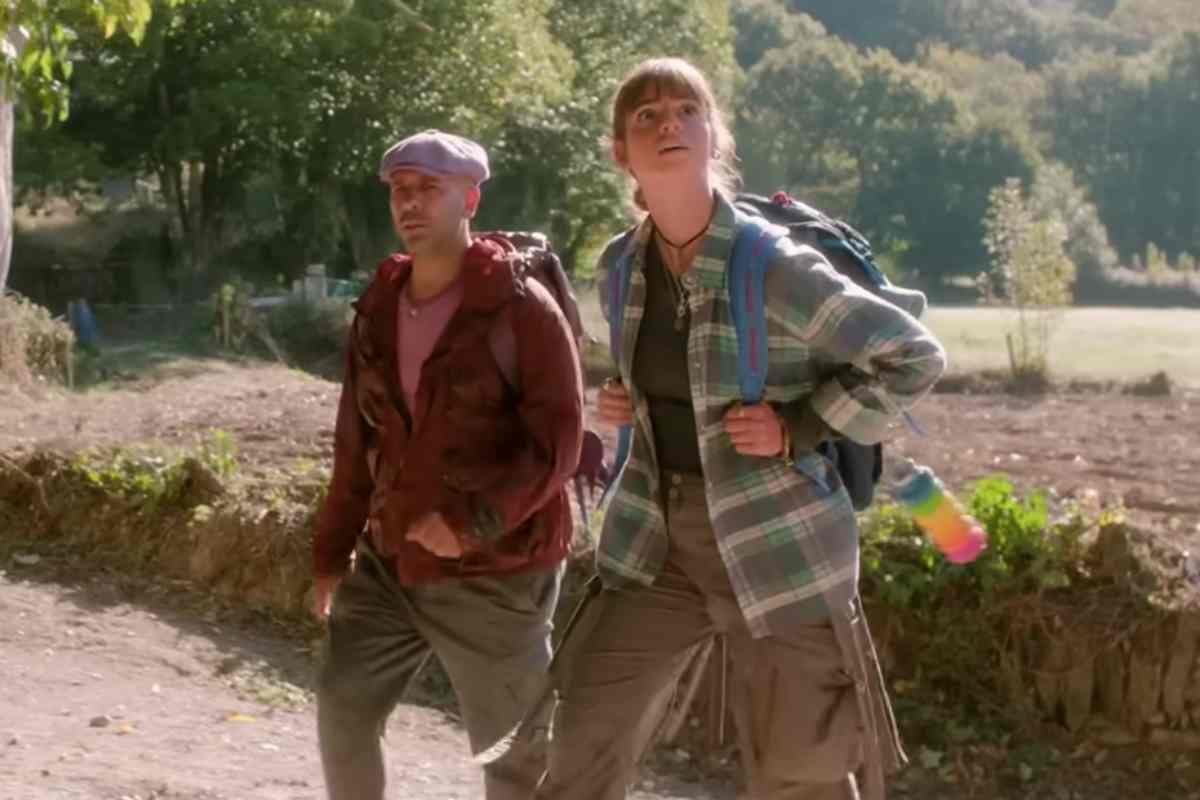 Checco Zalone e Letizia Arnò in una scena di Buen Camino