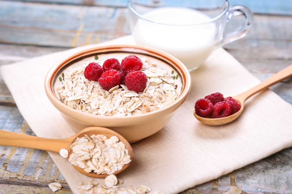 Fiocchi di avena con lamponi e latte