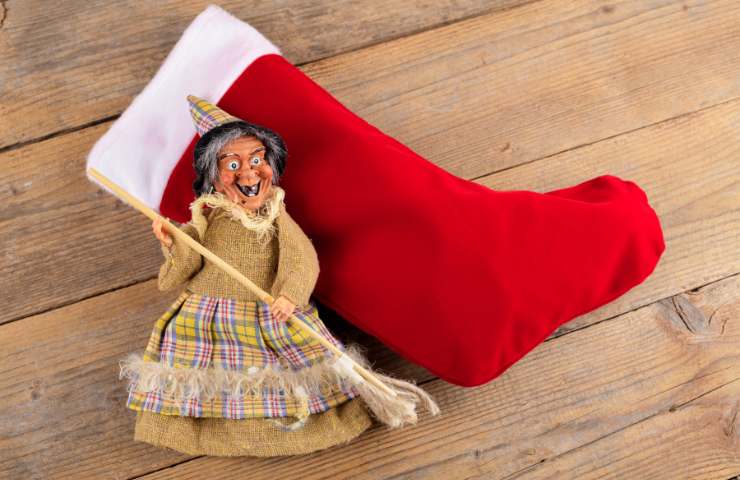 Calza rossa della Befana ed una statuina della Befana
