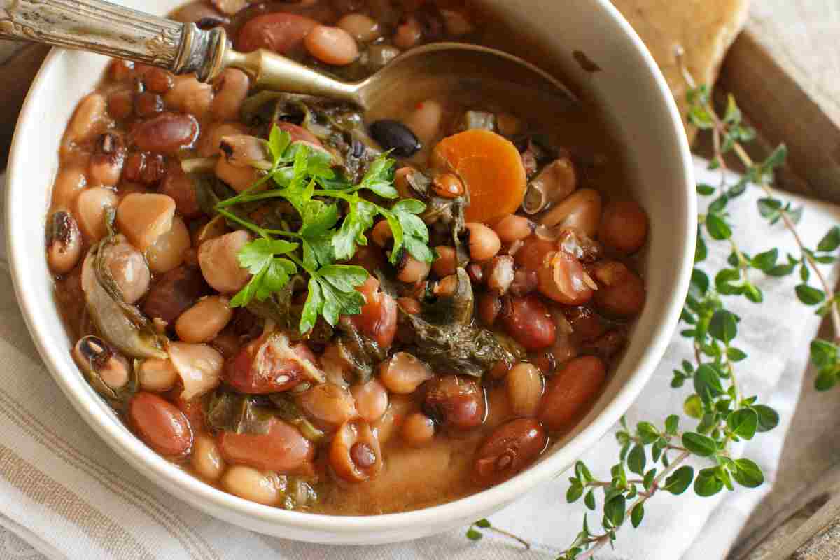 una zuppa di orzo e legumi in una scodella
