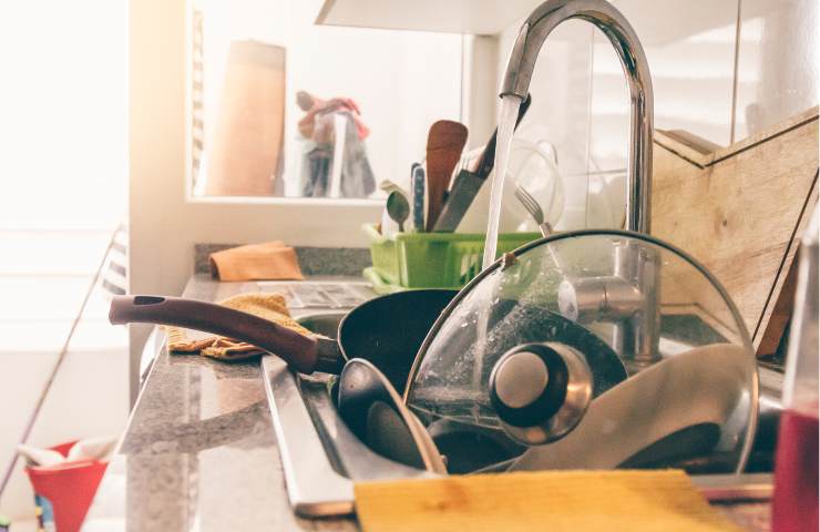 Stoviglie ammassate in un lavandino