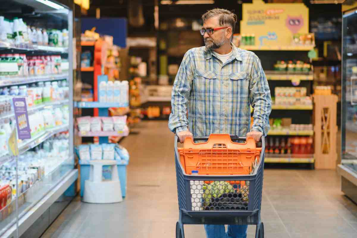 persona in un supermercato