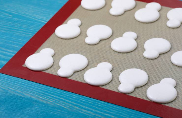Macarons su un tappetino di silicone per forno