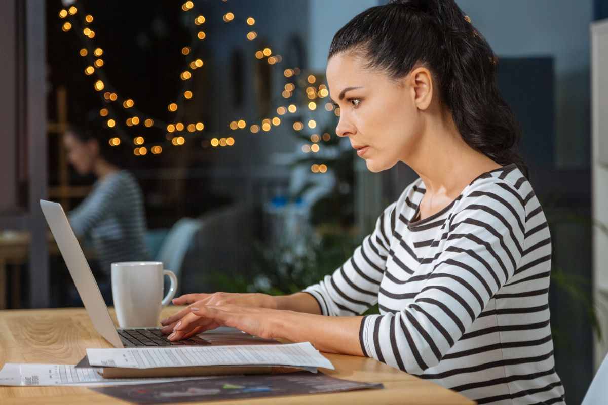 Donna concentrata al pc durante le feste