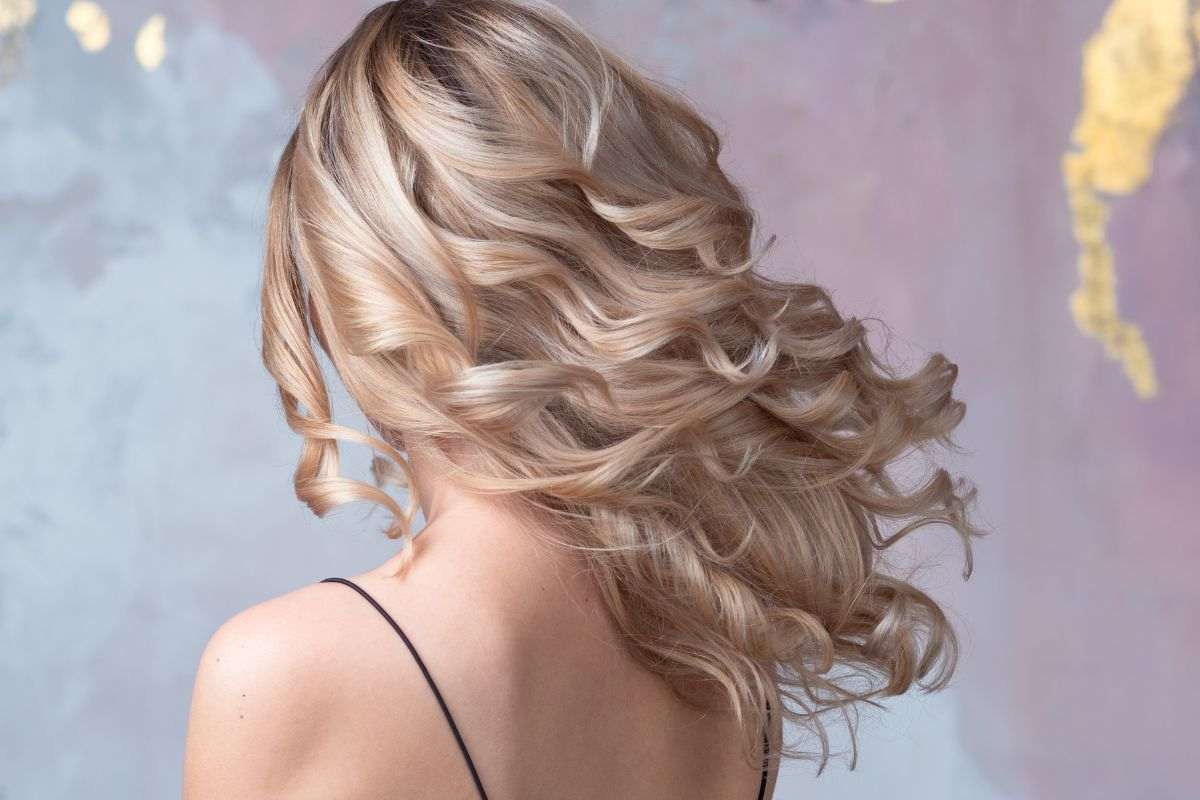 Donna con capelli in salute