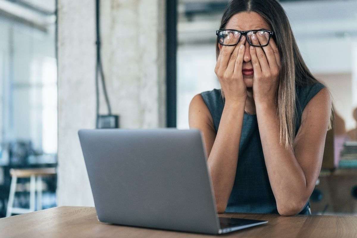 Lavoratrice stressata e stanca
