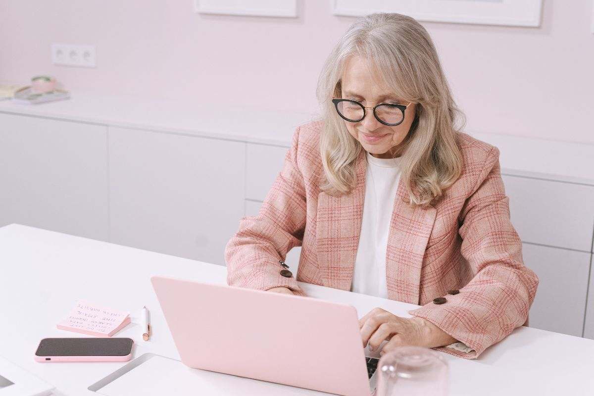 Donna in ufficio al lavoro al PC