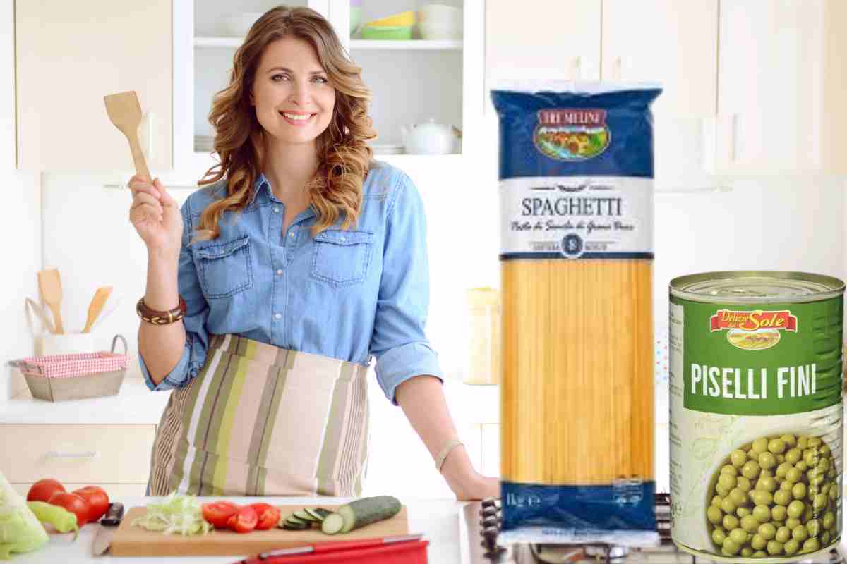 donna sorride in cucina e affianco un pacco di spaghetti e una confezione di piselli eurospin