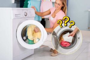 Donna mette i panni a lavare