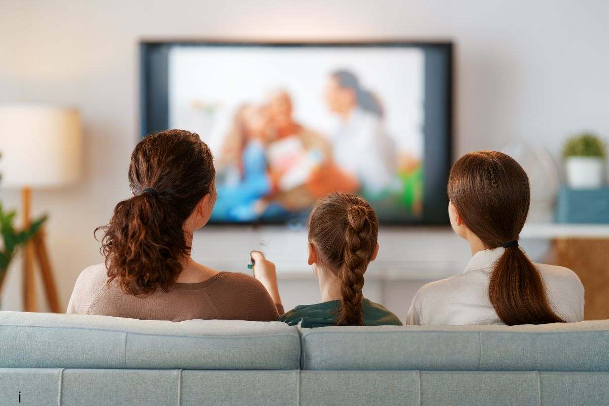 Mamma e figli davanti alla tv