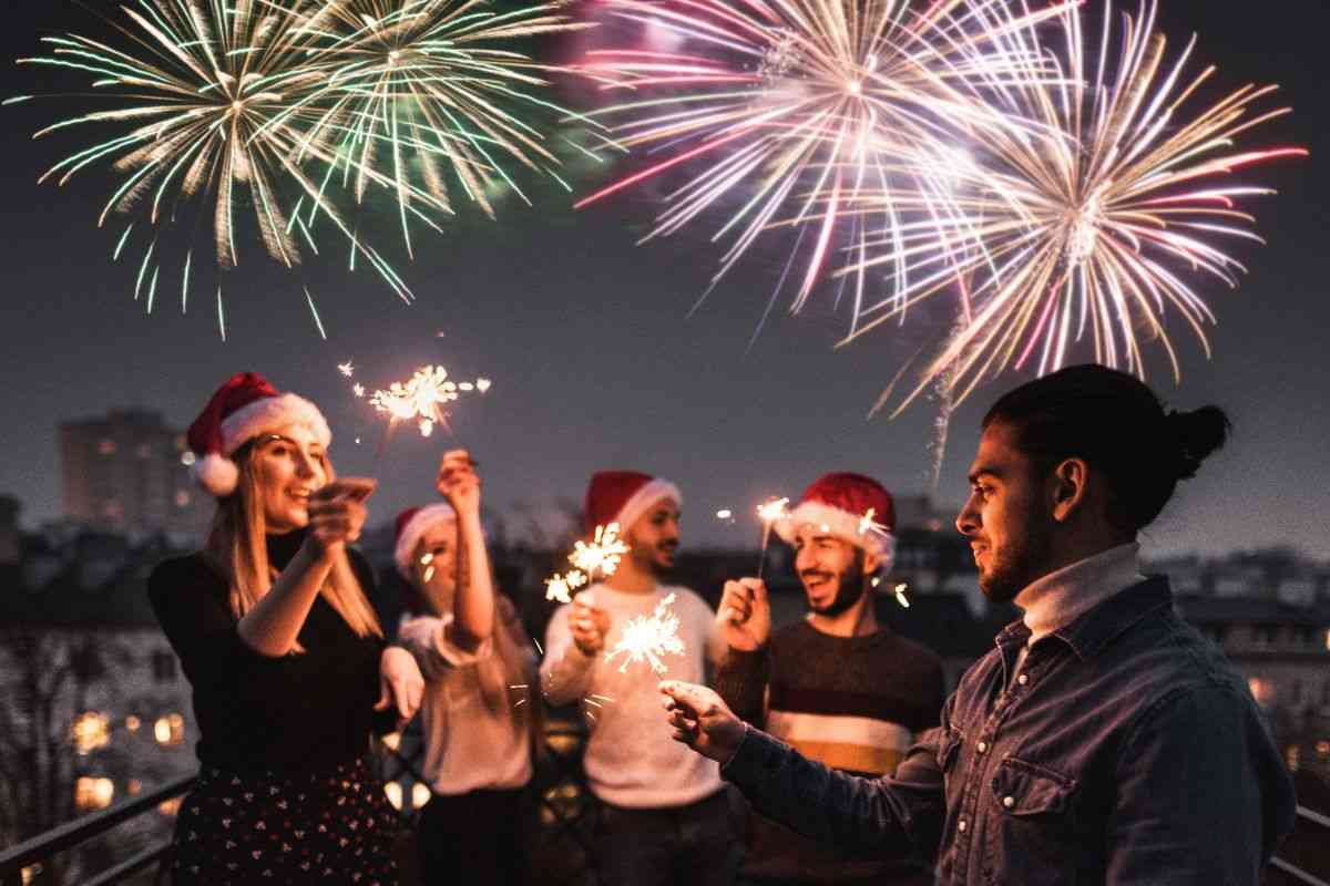 Ragazzi festeggiando Capodanno