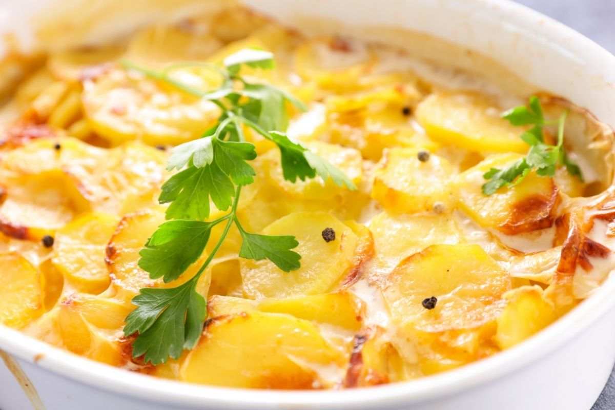 Patate al forno con crema di formaggio ed erbette