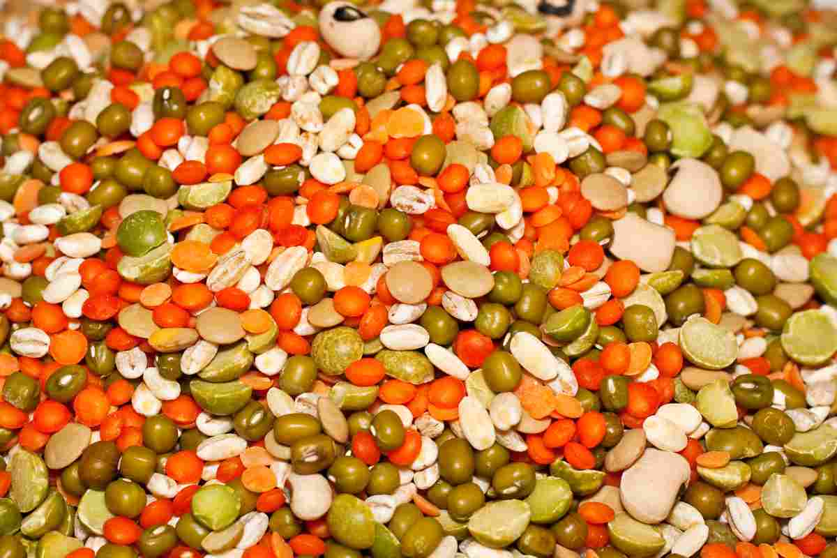 legumi vari sparsi su un tavolo