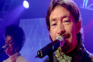 Chris Rea si esibisce dal vivo