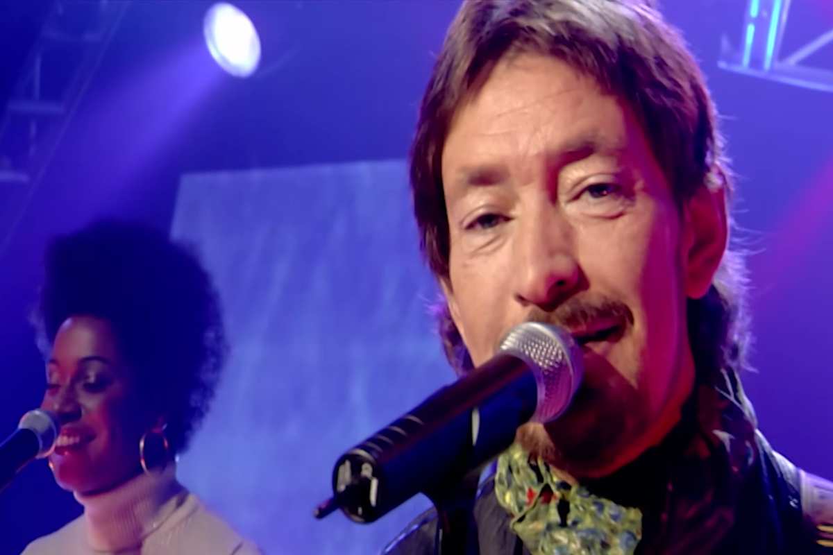 Chris Rea si esibisce dal vivo