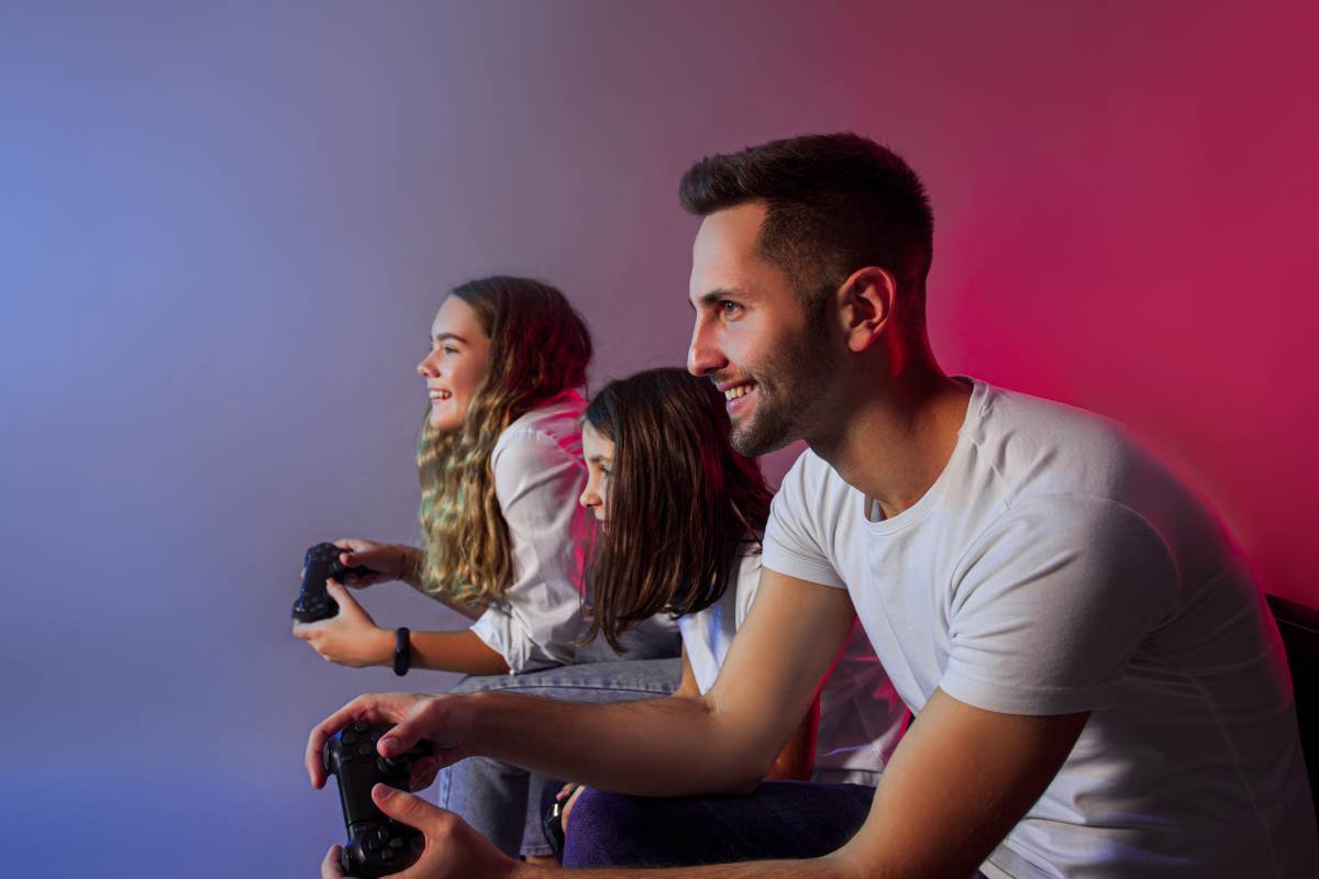 famiglia che gioca alla playstation