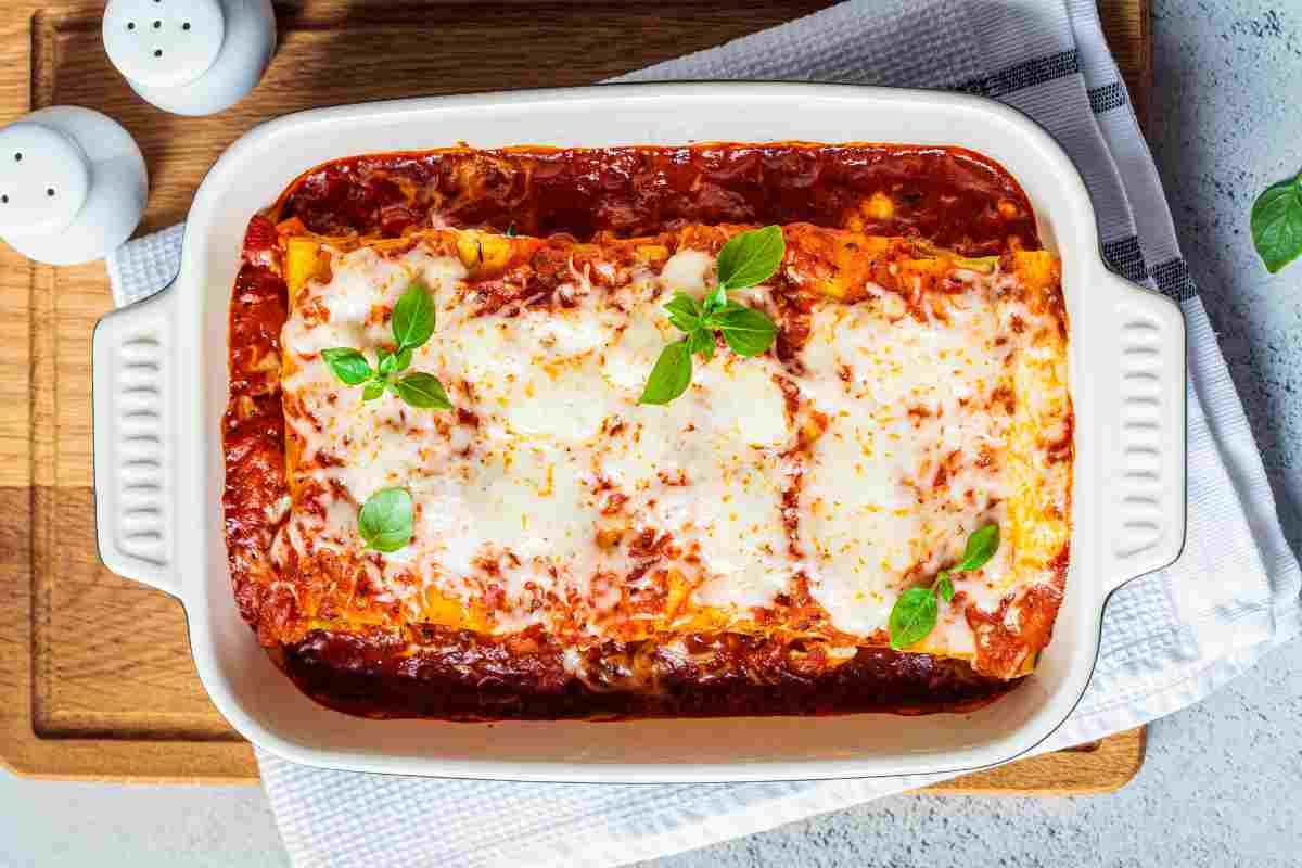 una pirofila di cannelloni al forno