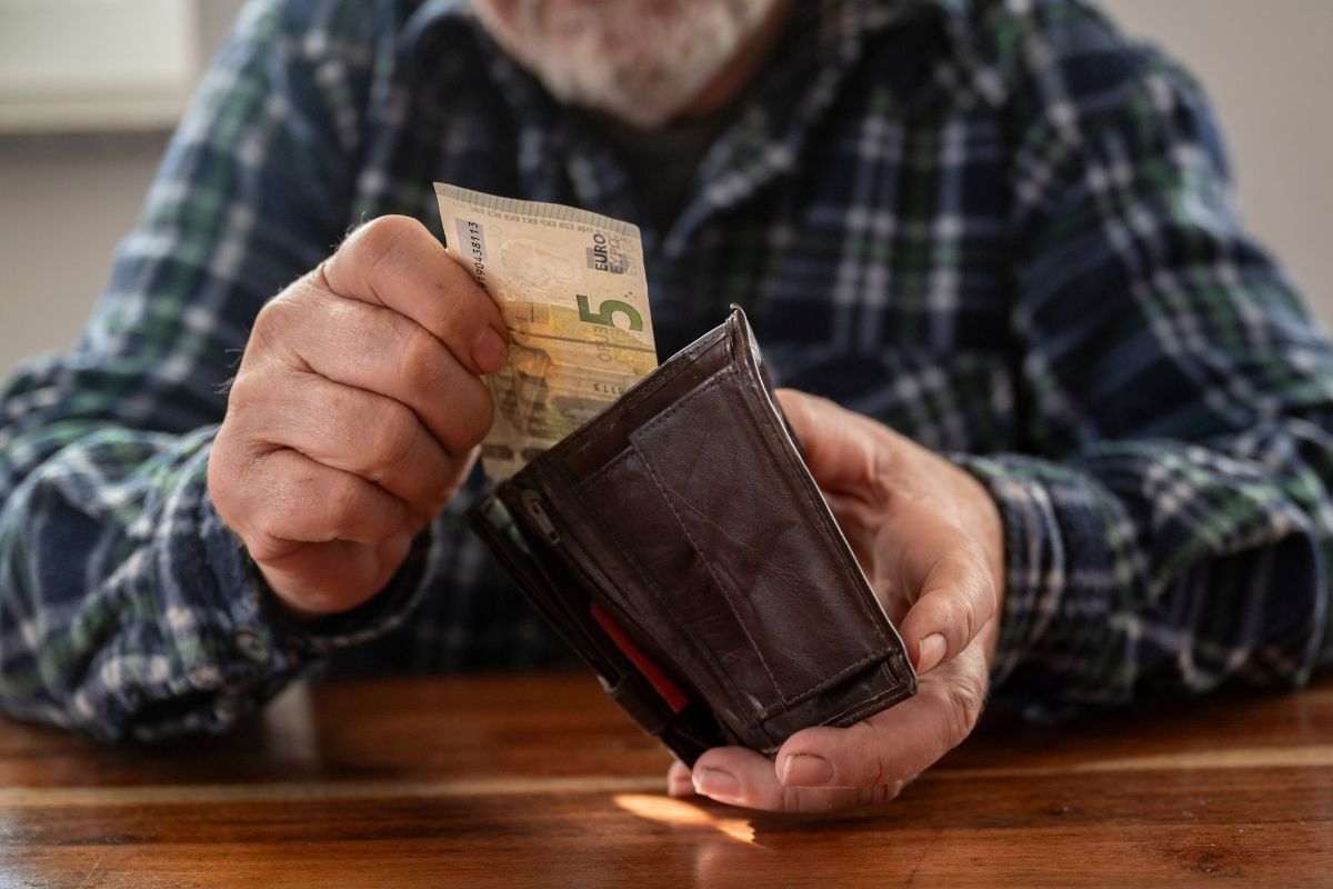 Uomo controlla denaro in tasca