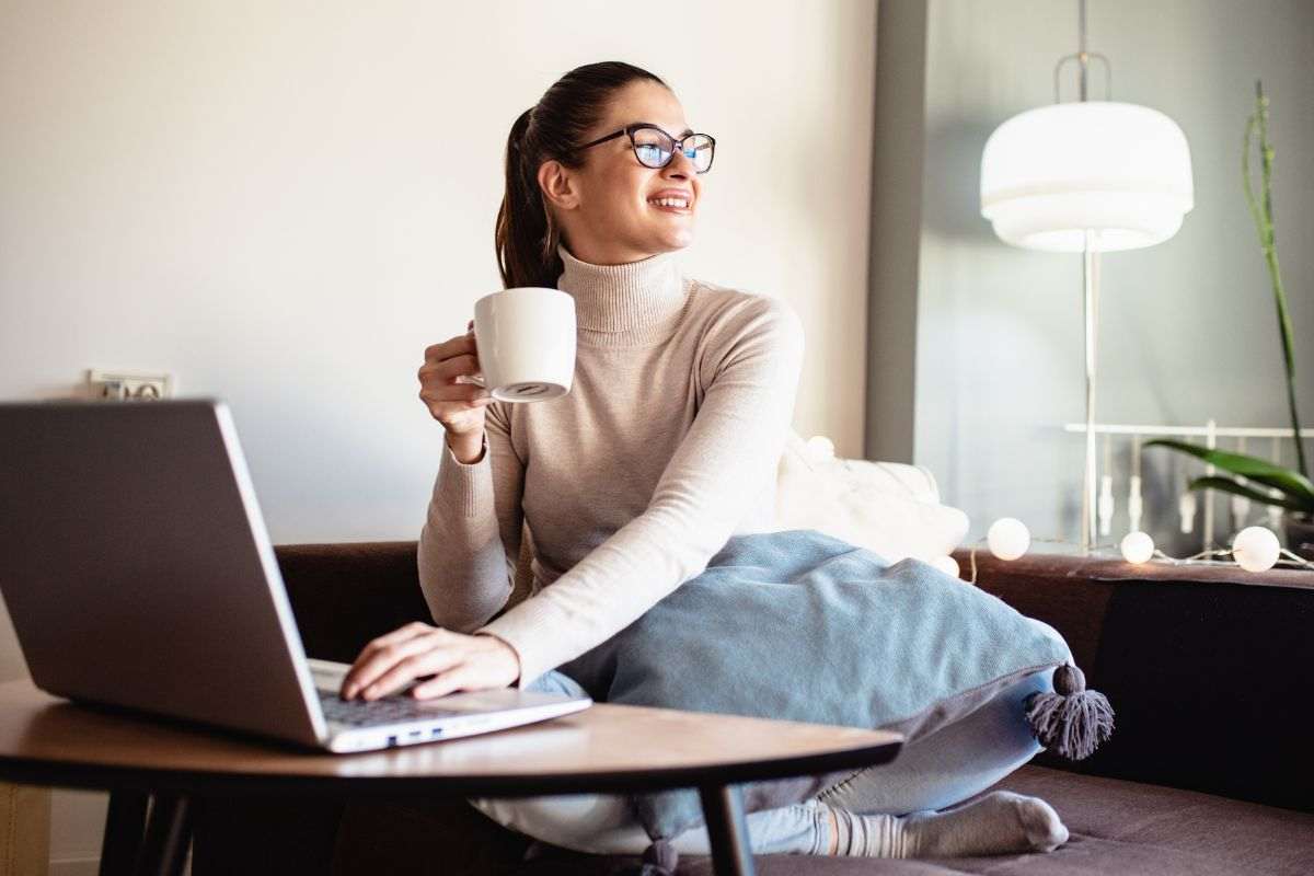 Ragazza sorridente si rilassa con una tisana