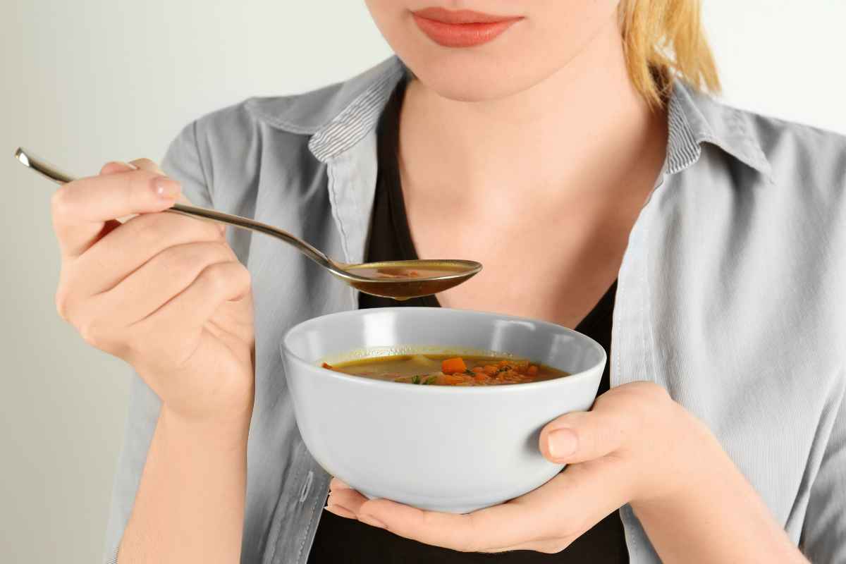 donna che mangia lenticchie