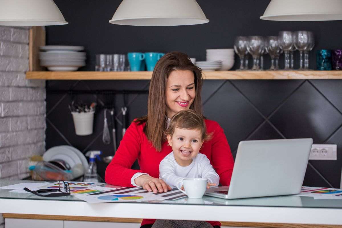Mamma in smartworking per badare al figlio