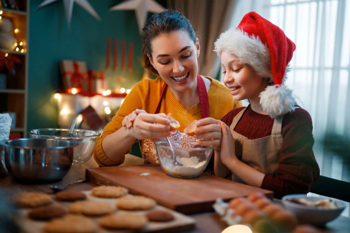 Mamma e figlia si divertono in cucina