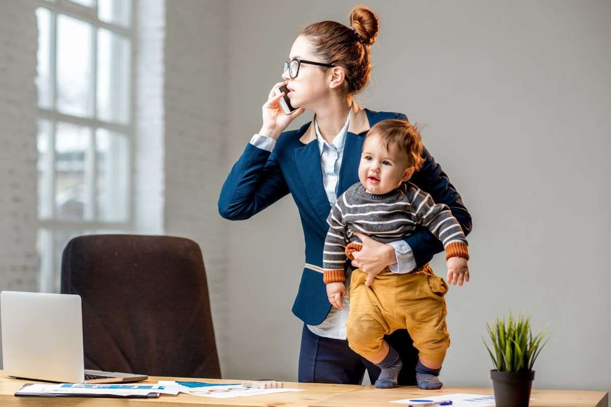Donna lavoratrice alle prese con il bambino