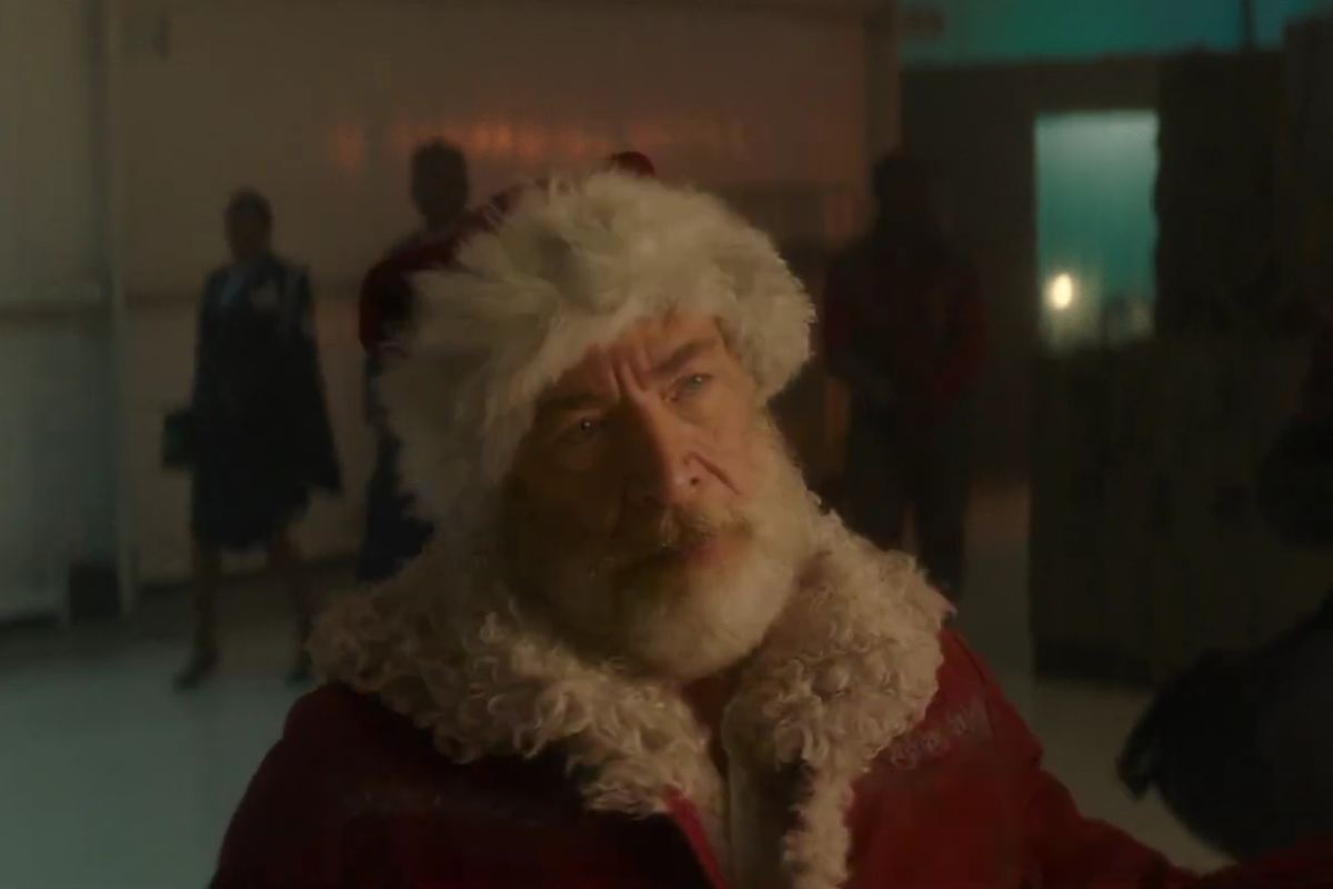 Una scena di Uno Rosso in cui appare Babbo Natale