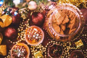 tavola imbandita di dolci natalizi