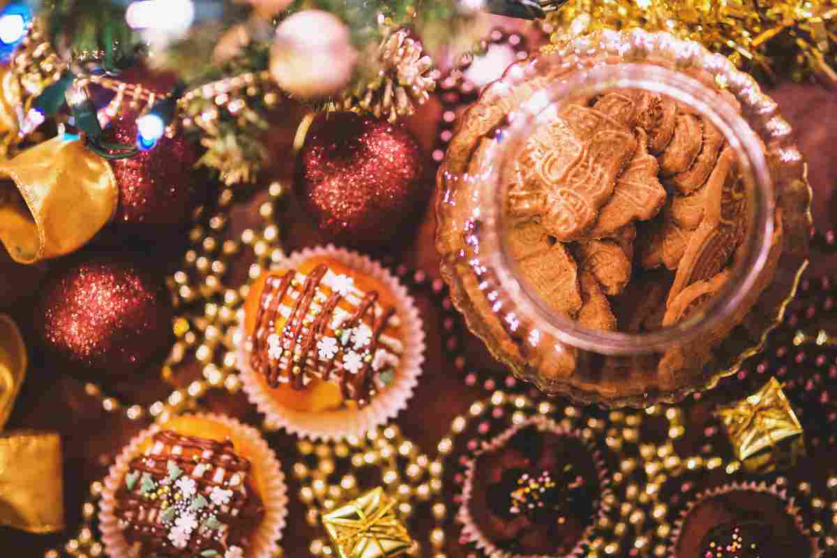 tavola imbandita di dolci natalizi