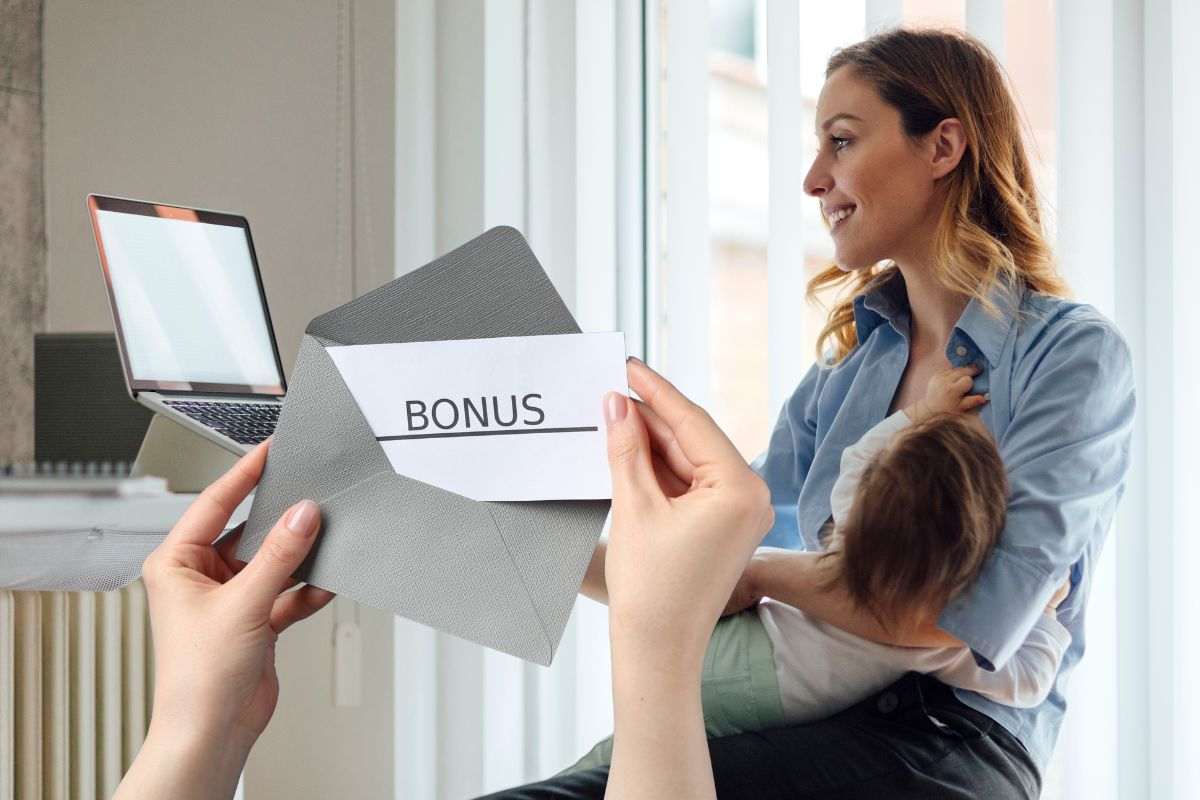 Madre con i braccio il bambino