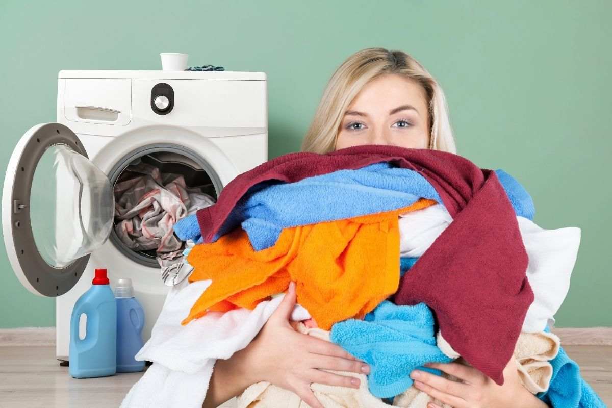 Donna svolge mansioni domestiche