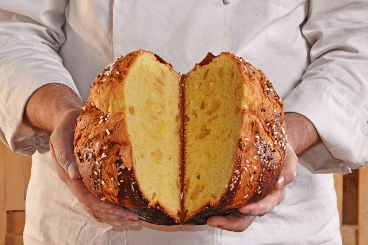 Panettone tagliato in due
