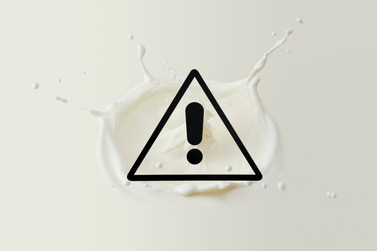 segnale di pericolo davanti a del latte