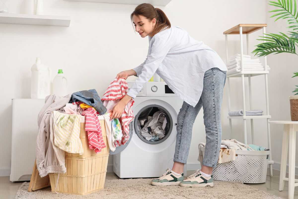 Ragazza raccoglie panni sporchi