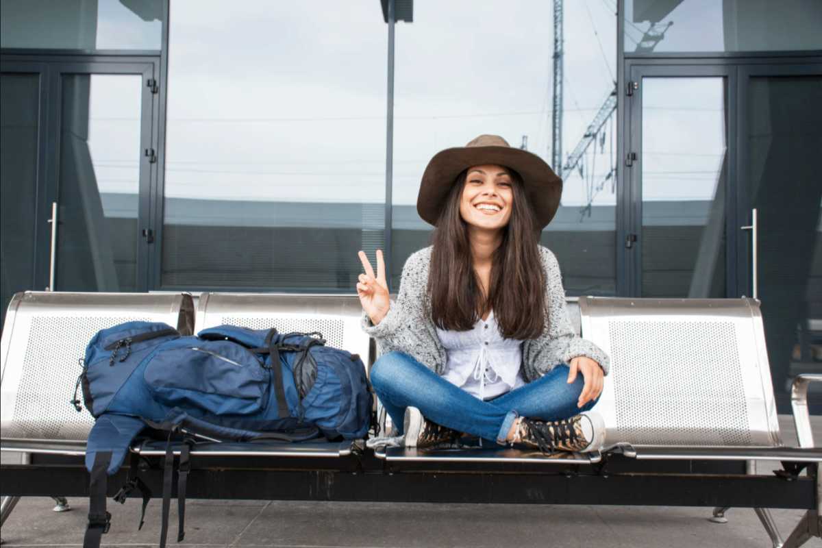 Ragazza con valigia in attesa del viaggio