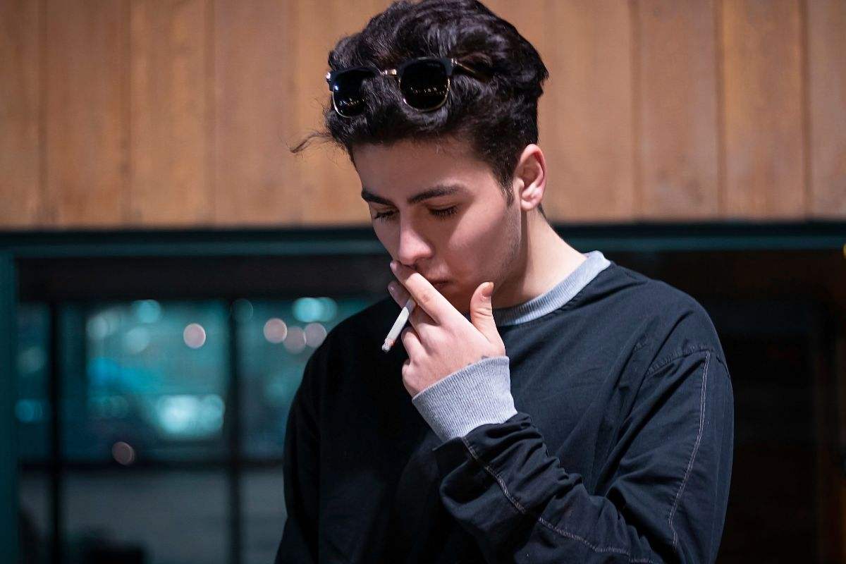 Ragazzo in relax con la sigaretta